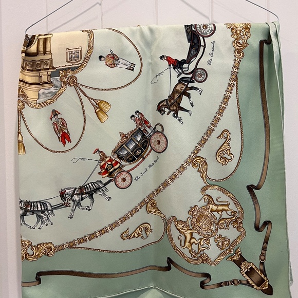 HERMES "ROYAL MEWS" Buckingham Palace SILK SCARF, 90, Pale Green - Picture 2 of 12